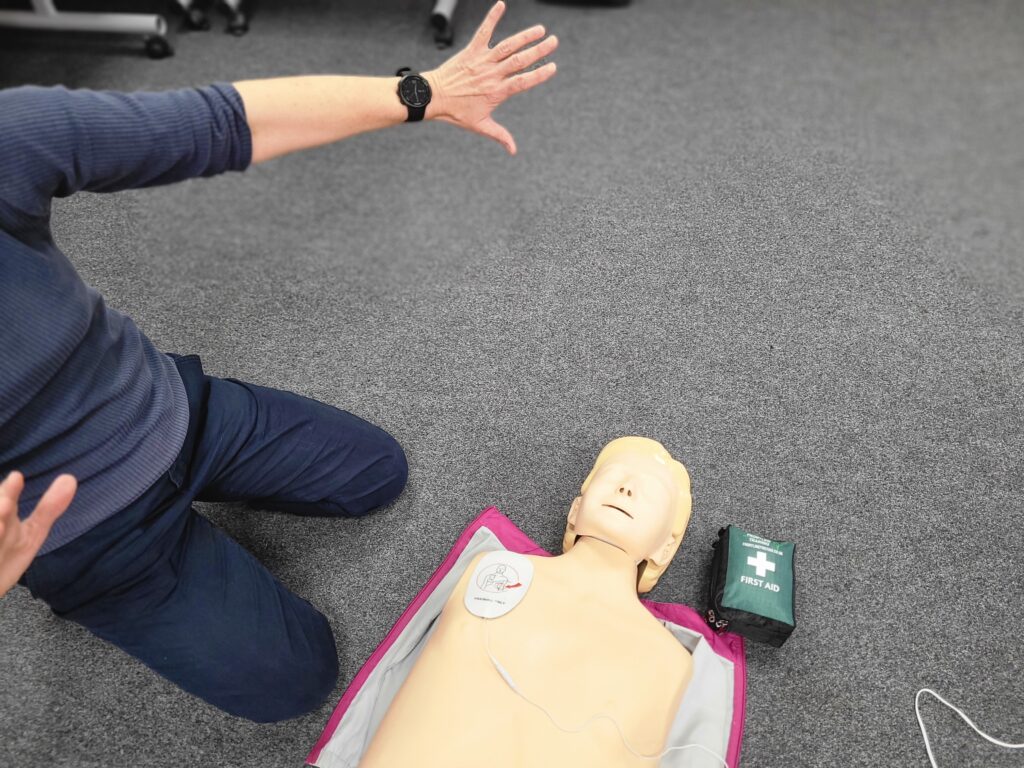 Moving people out of the way while the defibrillator analyses